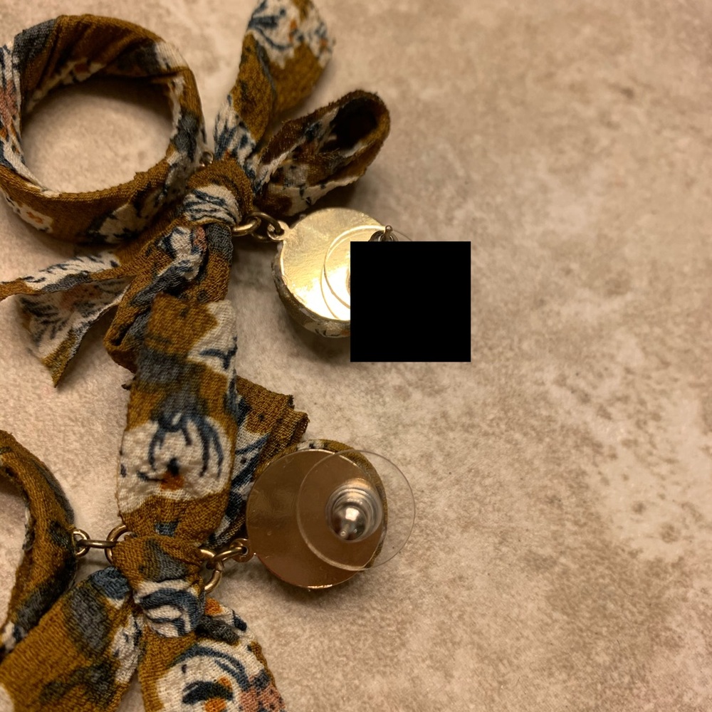 Round bow earring - Picture 3 of 3